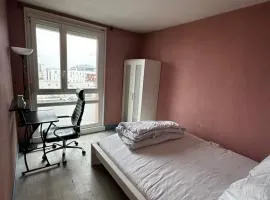 Chambre avec lit king-size dans un appartement partagé à 5 min du métro 7 à Paris Orly