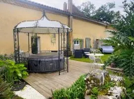 Au Clair de Vianne Jacuzzi et jardin privatifs pour la suite Romance