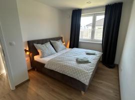 Moderný dom s kuchyňou, záhradou a parkovaním, Hotel in Trenčín