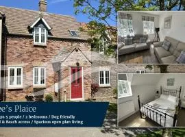 Lees Plaice - Part of the The Bay Filey Holiday Village with pool, gym and direct beach access, pub, restaurant, tennis and meadows walks