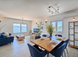 Vlado's - Beachfront & Rooftop Apartment, хотел в Слатине