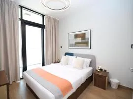 Elegant Pool-View 1BR Near Cleveland Clinic