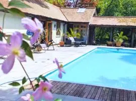 Rural Cottage Retreat, Near Goodwood Festival of Speed, Dog Friendly with Shared Outdoor Pool, gardens & Tennis, Free Parking! Chichester Holiday Properties