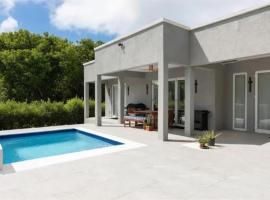 Saint James में, होटल Apes Hill, St Silas 3-Bdrm, 3 and a half bath West Coast Villa with Pool