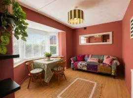 Central Brockenhurst Village Flat with Free Parking