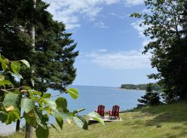 GIFFORD Island Getaway - Just You and Nature, khách sạn ở Mahone Bay