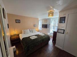 The Wheatsheaf Hotel, Hotel in Newport
