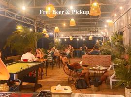 Social Backpacker Hostel & Rooftop Bar, hotelli kohteessa Battambang