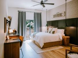 Boutique Ranch Suite on Wimberley SquareWalk to Shops & Dining, hotel u gradu 'Wimberley'