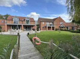 Gorse Lodge Lakeside & Courtyard