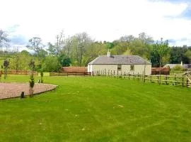 Country Cottage Sleeps 3 with Garden and Parking