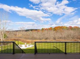Luxury 4BR in Hudson Valley on a 8 Acre Estate - Hot Tub, Large Firepit, Oversized 38 Ft Deck!, Hotel in Old Chatham