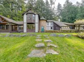 Camano Island Family House w/ Hot Tub & Deck!