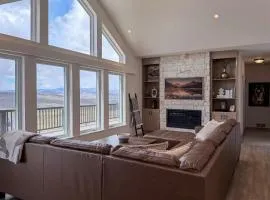 Great for Groups! Luxury Mtn-View Granby Home