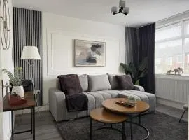 Modern 10 Guest Getaway - Large Kitchen & Lounge