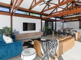Bale Bengong Escape - Tranquil Poolside living