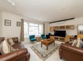 Modern House with AC 4 Parking & Transport Links - Pass the Keys