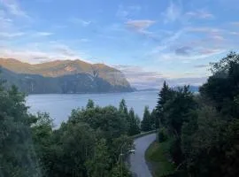 Scenic Sunsets Cozy Apt near Geiranger-Trollstigen