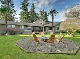 Fire Pit, Chic Deck! Family-Friendly Puyallup Home