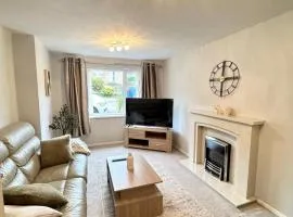 Cosy 2 Bed Apartment & Patio - Free Parking