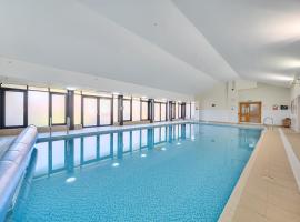 Marine Court Two Bedroom Second-floor Apartment 33, hotelli kohteessa Littlehampton