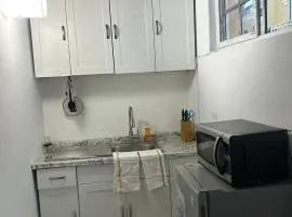 Burwood Breeze Retreat 5 mins to beach AC WiFi