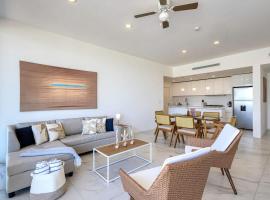 Walk to Medano Beach & Marina Modern 3BR Condo, Hotel in Cabo San Lucas
