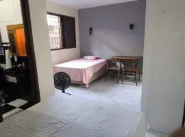 Quarto bem localizado em lugar tranquilo