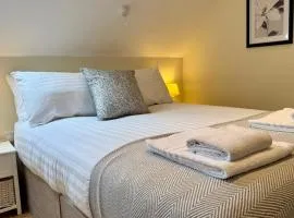Cosy Central Apartment Sleeps 4, Worcester - Free Parking