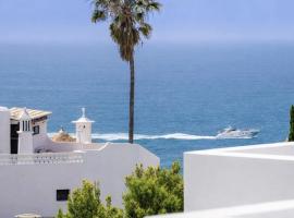Clifftop Vila Azul - 3BR, Beachside, Pool, AC, Hotel in Porches