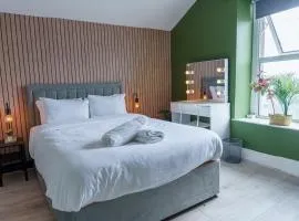 Praise Suite I Stylish Barry Studio near Barry Island, Gavin & Stacey Pub & Park I Wi-Fi & Parking I Easy Cardiff Access