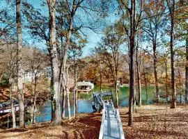 Lakeside Park - Spacious pet friendly house w/hot tub, kayaks, air hockey, deck & patio
