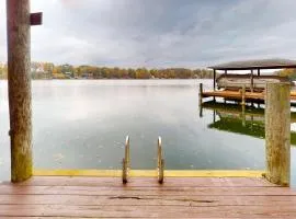 Briarcliff - 3000 sq ft waterfront home w/ private dock, 2 kitchens & pool table