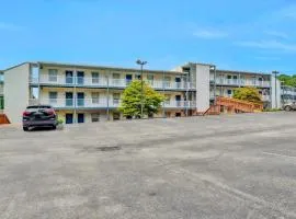 Sunset Landing - Waterfront condo with lake-view deck, tennis court & pool