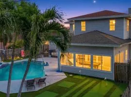 5-Bed Home with Pool & Mini Golf & Heated Jacuzzi in Boynton Beach