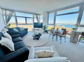 Breathtaking Harbour Bridge & Harbour Views, Corner Apartment, Free Parking, hotel v destinácii Sydney