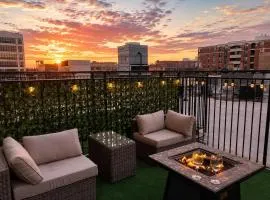 Luxury 3BR Spacious Suite Sleeps 8 Guests with Patio, Skyline View, Optional Parking and Gym Access Near McCormick Place and Lakefront