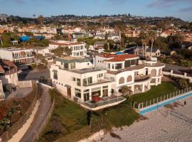 Beachfront Home with 3 Large Decks, Walk to shops, hotel v San Diegu
