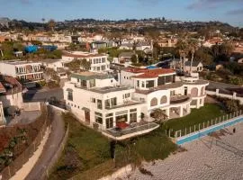 Beachfront Home with 3 Large Decks, Walk to shops