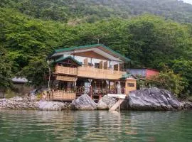 El Gordo's Seaside Adventure Lodge