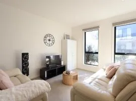 Cheltenham Gem Near Beach - Free Parking & WiFi