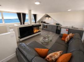 Unit 6 Penthouse Apartment With Harbour & Island Views: Cobh şehrinde bir otel
