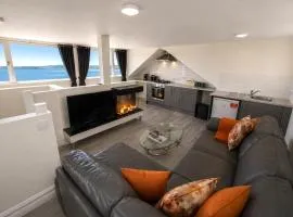 Unit 6 Penthouse Apartment With Harbour & Island Views