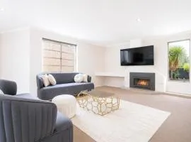 'The Moondah Manor' A Poolside Family Retreat