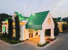 Quality Inn Near the Island Pigeon Forge: Pigeon Forge şehrinde bir otel