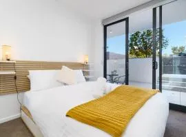 Griffith Apartment - Prime Location, Courtyard, Gym
