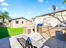 San Diego 3BR & 3BA Comfortable Home, Outdoor Kitchen, Firepit & BBQ, 10 to 15min from SeaWorld & Zoo