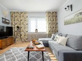 Spacious Apartment with Parking and Garden by Noclegi Renters
