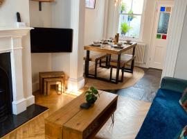 Charming 2-Bed Seaside Cottage - Moments from Brighton Beach & Pier &ndash; hotel w Brighton and Hove