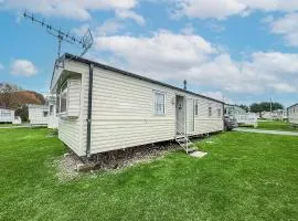 Lovely 8 Berth Caravan At Kessingland Beach, Suffolk Ref 90025Pw